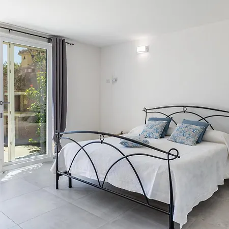 Is Laccus 8 Castiadas